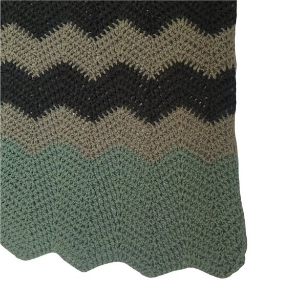New Crochet Blanket in 3 Shades of Green Aprox 3 1/2  X 5 ft - Picture 3 of 7